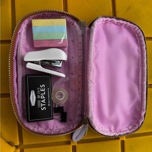 Stationary travel pouch